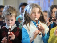 Kinder spiele Flöte