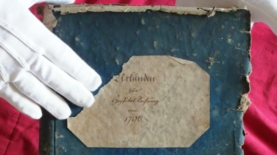 Hände an historischer Akte