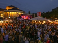 Altstadtfest: Blick auf die Bühne am Saarländischen Staatstheater