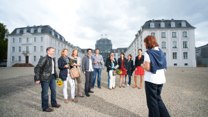 Stadtrundgang vor dem Saarbrücker Schloss