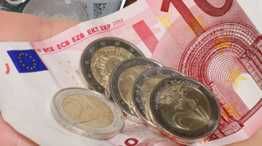 Abwasseruhr und Hand mit Geld Foto: zitze - Fotolia.com