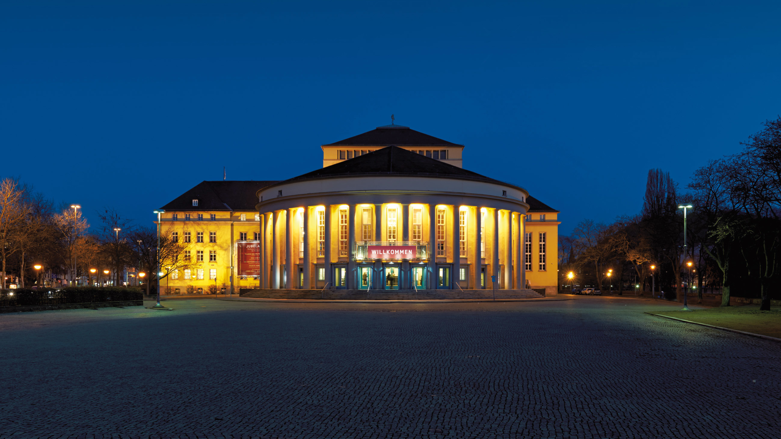 Staatstheater bei Nacht (Foto: Marco Kany/SST)