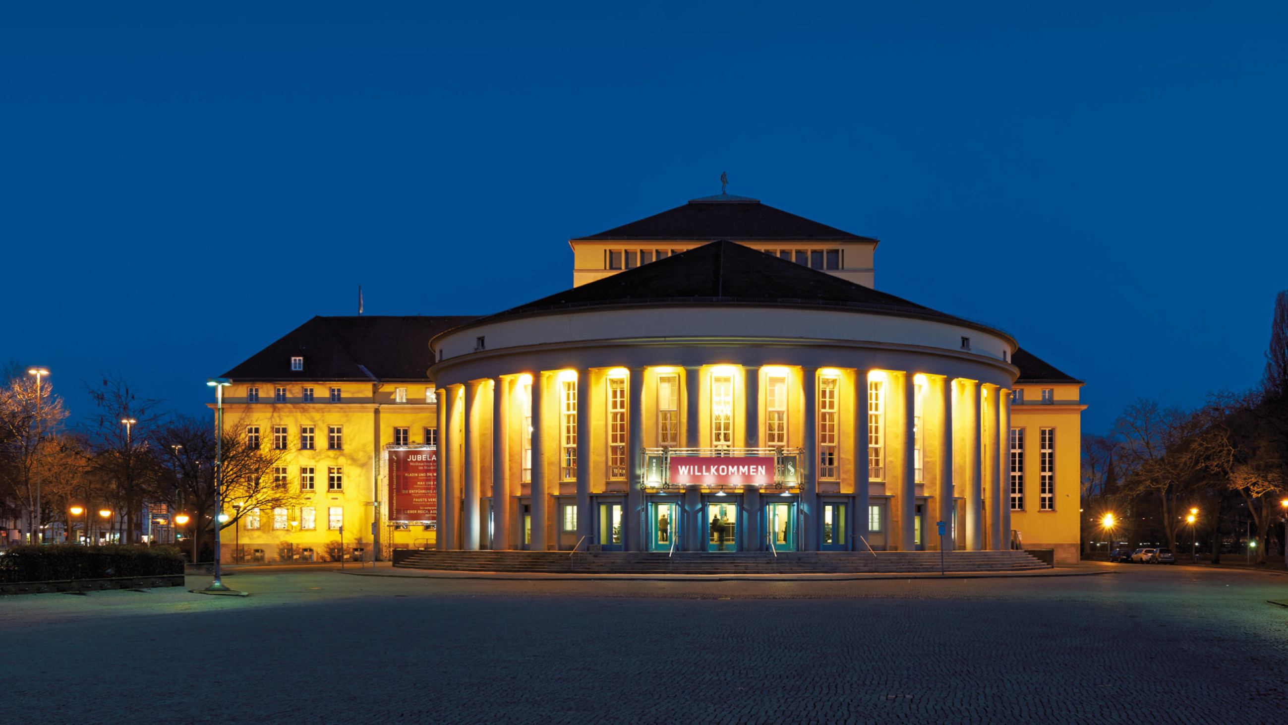 Das hell erleuchtete Staatstheater bei Nacht 