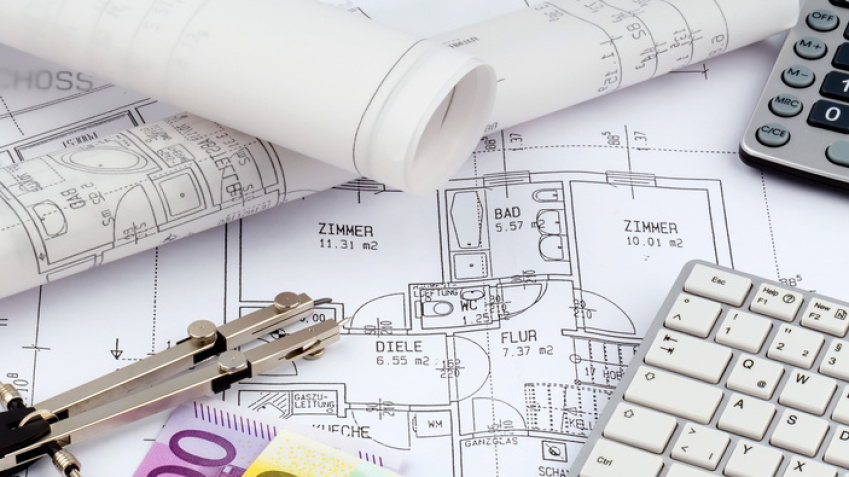 Angebotsunterlagen mit Geld (Quelle: Gina_Sander_Fotolia.com)