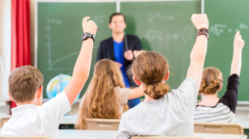 Schüler mit Lehrer im Klassenraum