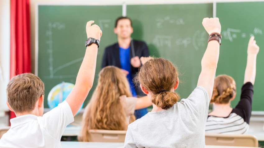 Schüler mit Lehrer im Klassenraum