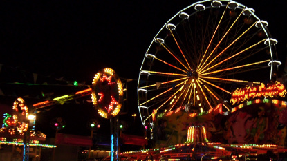 Riesenrad Saarbruecker Kirmes Riesenrad bei Nacht mit Karussell auf der Saarbruecker Kirmes