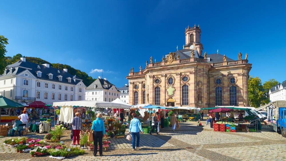 Ludwigskirche mit Markt (Quelle: Tom Gundelwein)