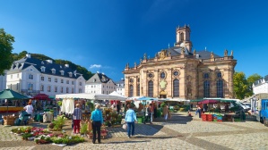 Ludwigskirche mit Markt (Quelle: Tom Gundelwein)