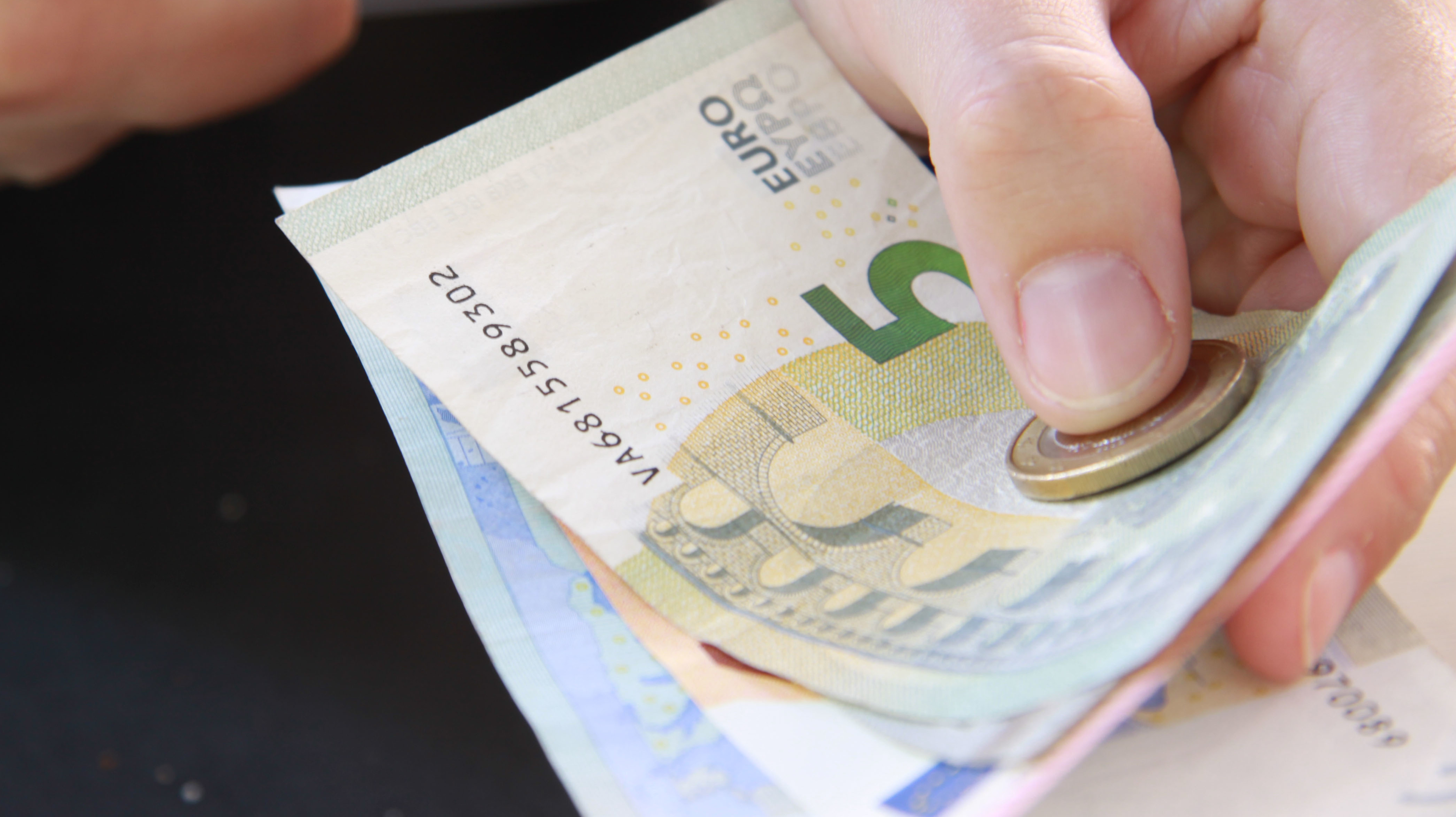Hand mit Geld (Foto: LHS)