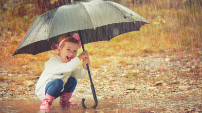 Mädchen mit Regenschirm (Foto: Jenko Ataman/fotolia)