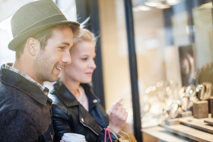 Paar beim Herbstshopping. Foto: jackfrog, Fotolia.com