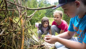 Kinder auf dem Abenteuerspielplatz (Foto: fotoyou/fotolia)