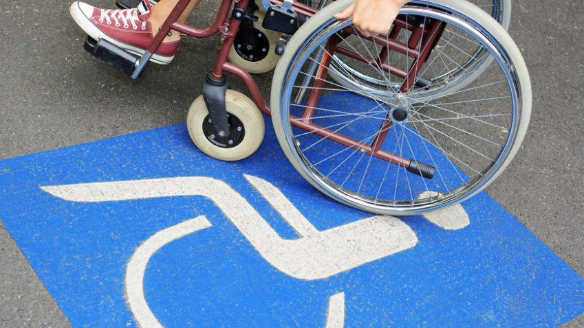 Rollstuhlfahrer (Foto: DanRace/Fotolia)