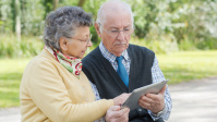 Senioren mit Tablet (Foto: auremar/Fotolia)