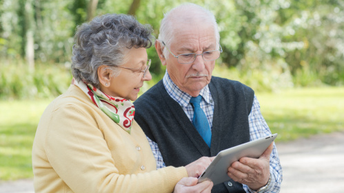 Senioren mit Tablet (Foto: auremar/Fotolia)