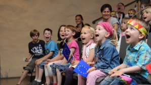 Kinder lauschen einer Lesung. Foto: Europäische Kinder- und Jugendbuchmesse