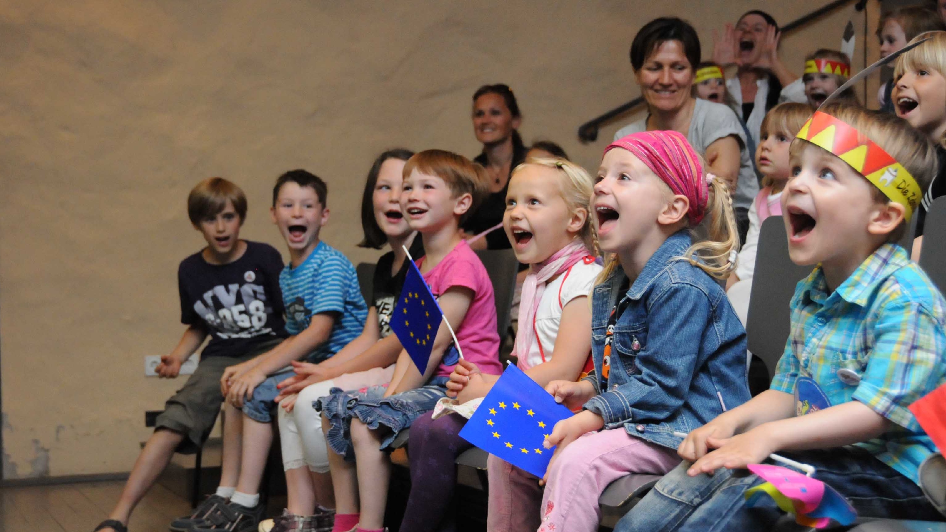 Kinder lauschen einer Lesung. Foto: Europäische Kinder- und Jugendbuchmesse