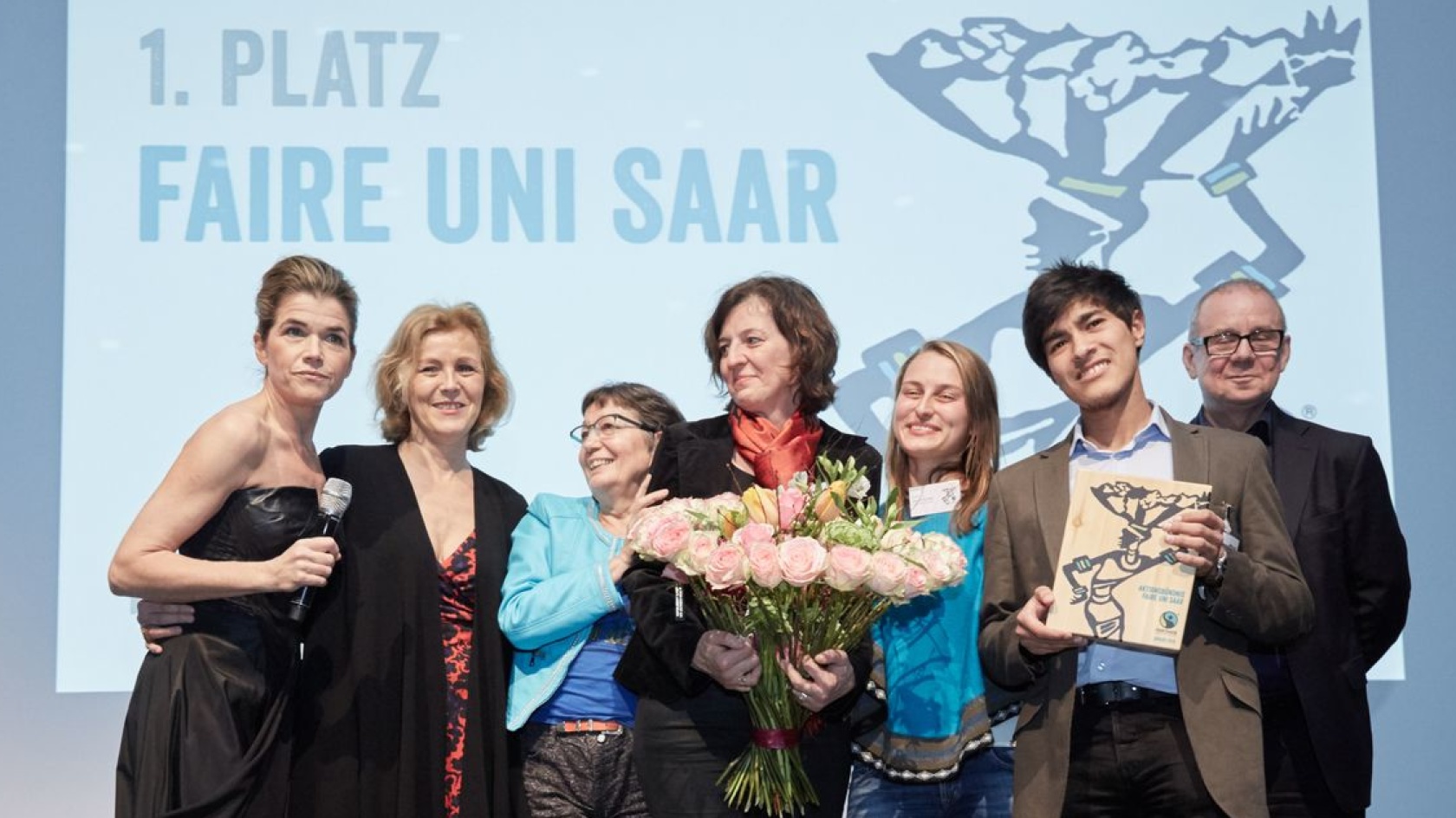 Das Aktionsbündnis Faire Uni Saar und Oberbürgermeisterin Charlotte Britz(zweite von links) mit Moderatorin Anke Engelke bei der Preisverleihung in Berlin. (Foto: Frank Nürnberger)