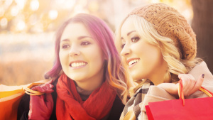 Frauen beim Shoppen (Foto: Maskim Šmeljof/Fotolia)