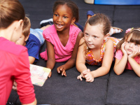 Kinder lauschen einer Geschichte im Kindergarten. Foto: Robert Kneschke, Fotolia.com