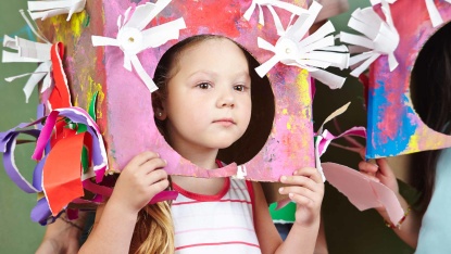 Kind mit Verkleidung (Foto: RobertKneschke/fotolia)