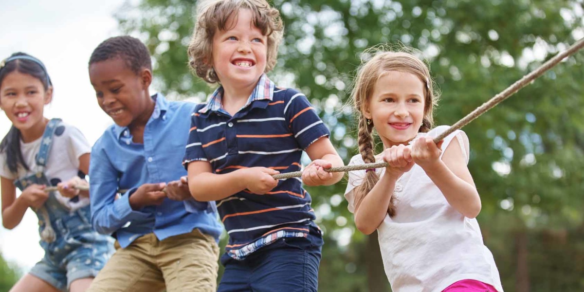 Kinder auf dem Spielplatz