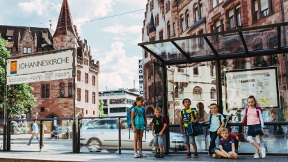 Kinder an der Saarbahnhaltestelle Johanneskirche Foto: Jan Halberstadt