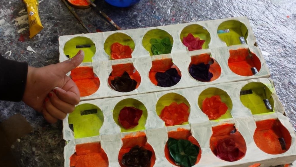 Bunt bemalte Joghurt-Kartonage