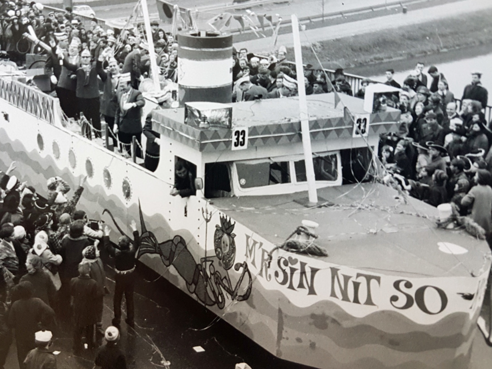 Historische Faschingsfotos: Umzugsschiff der M'r sin nit so (Archiv Volker Mildenberger)