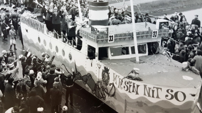 Historische Faasenachtsfotos: Umzugsschiff der M'r sin nit so (Archiv Volker Mildenberger)