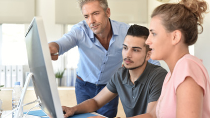 Menschen arbeiten am PC (Foto: goodluz Fotolia)