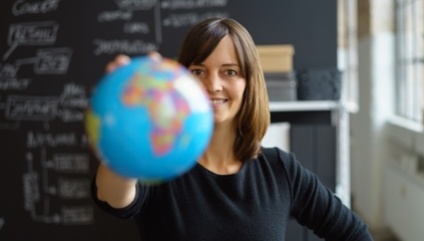 Frau mit Weltkugel (Foto: contrastwerkstatt Fotolia)