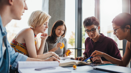 eine Gruppe Jugendlicher arbeitet an einer Aufgabe (Foto: Jacob Lund Fotolia)