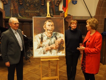 Gemäldepräsentation Willi Graf (v. l. n. r. Joachim Baez, Juliana Hümpfner, OB'in Charlotte Britz) Image