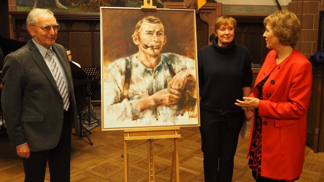 Gemäldepräsentation Willi Graf (v. l. n. r. Joachim Baez, Juliana Hümpfner, OB'in Charlotte Britz)