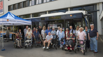 mobisaar-Kunden trainieren bei der Saarbahn die sichere Nutzung von Bus und Bahn