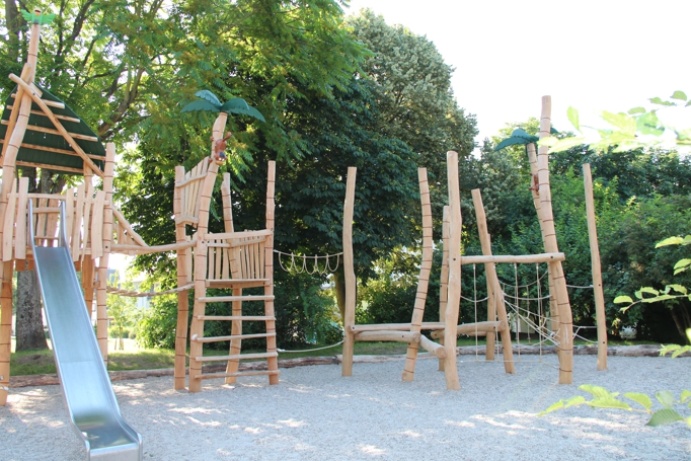 Spielgeräte aus Holz, 2 Holzpalmen als Gestaltungselemente