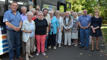 (v. r.) Saarbahn-Projektkoordinatorin Katharina Meßner-Schalk und Saarbahn-Schulungsleiter Rüdiger Haupt mit Mitgliedern des Pensionärsvereins Altstadt Beim Mobilitätstraining.