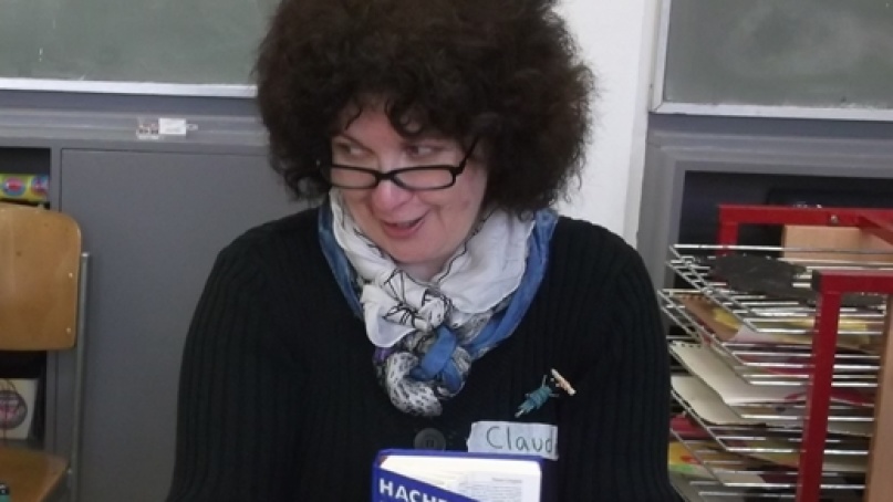 Die Künstlerin erklärt einem Mädchen die Buchgeschichten