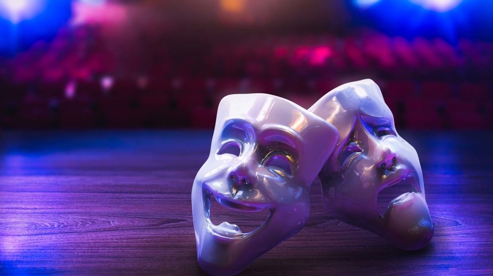 Theatermasken auf der Bühne (Foto: shutterstock/Gregory Fer)