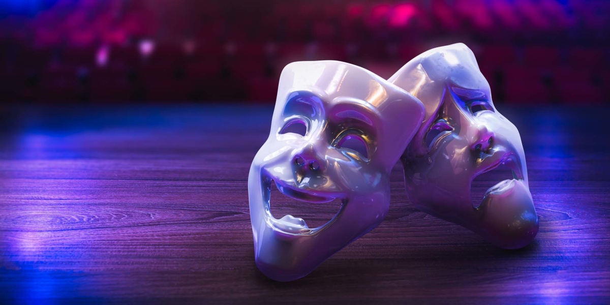 Theatermasken auf der Bühne (Foto: shutterstock/Gregory Fer)