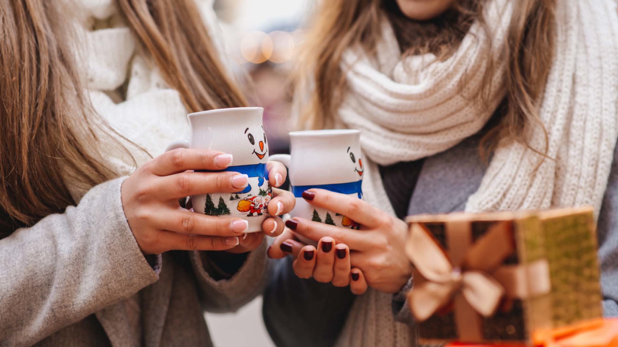 Zwei Frauen halten Glühweintassen