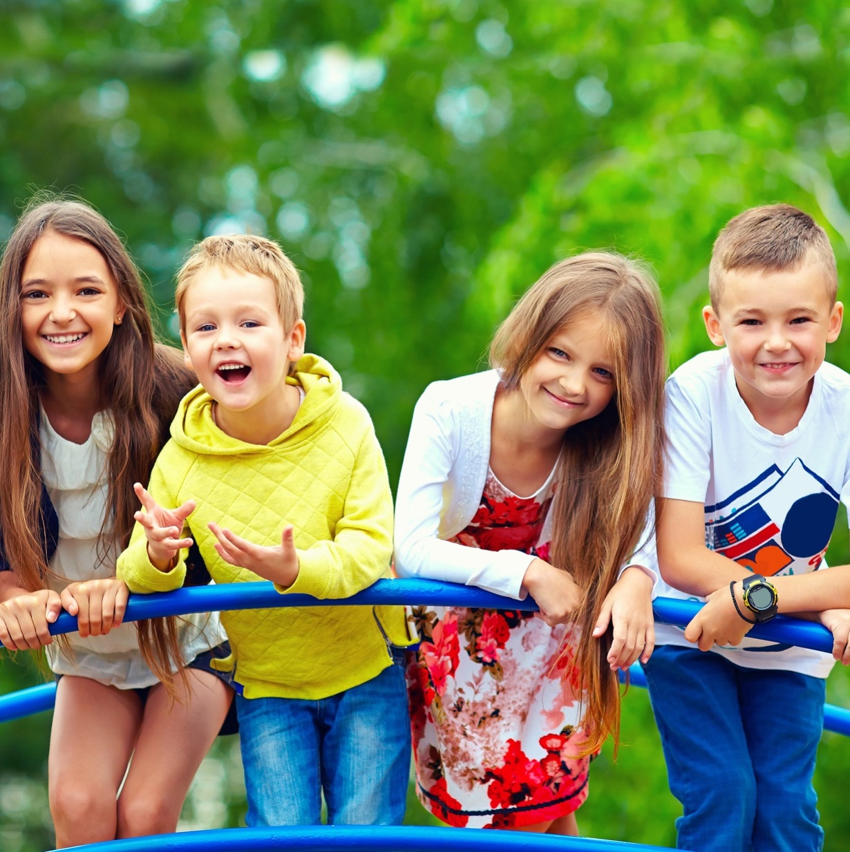 Kinder auf dem Klettergerüst 