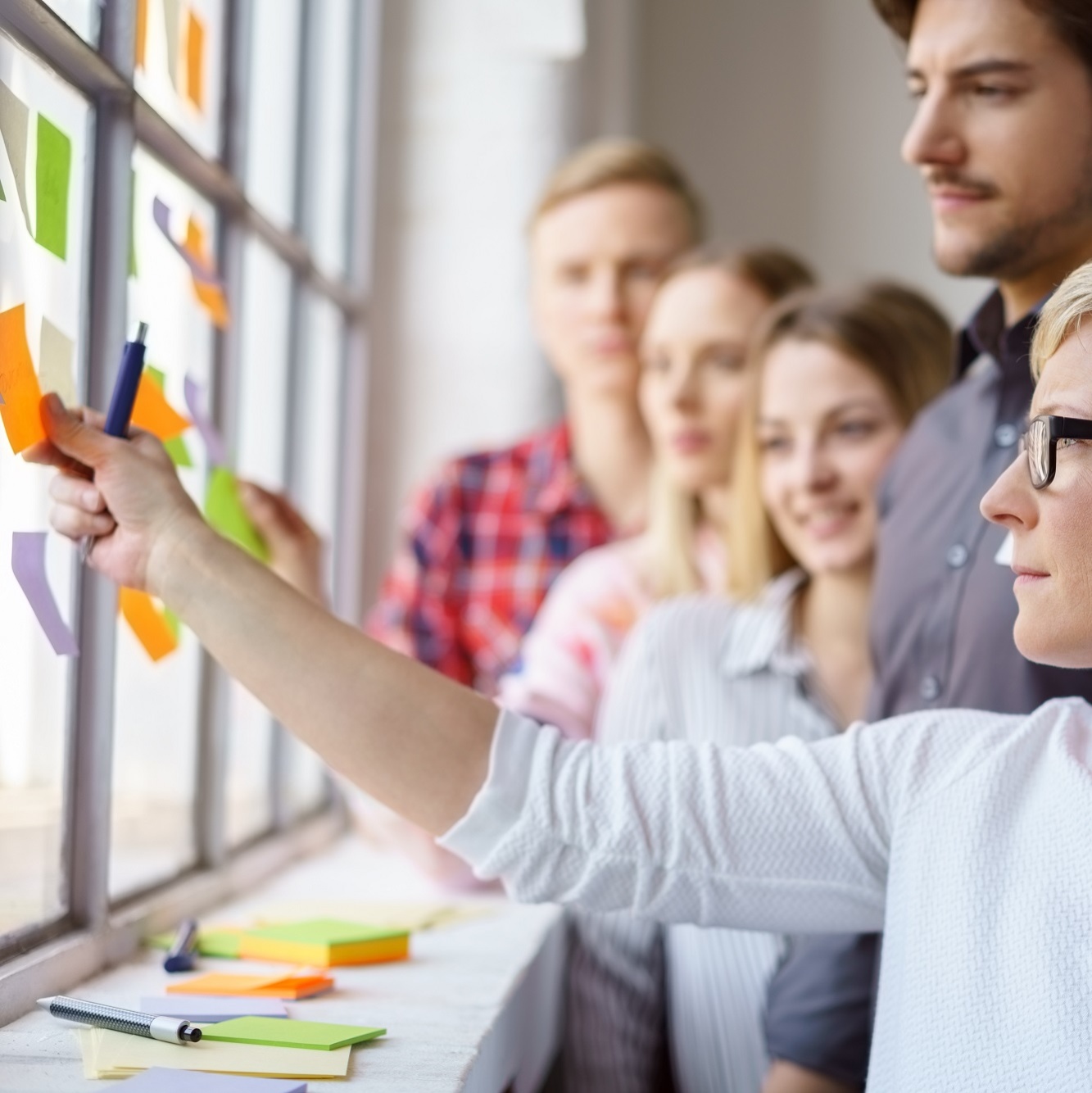 Menschen diskutieren über ein Thema (Foto: stockfour/shutterstock)