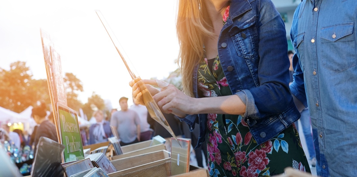 Pärchen auf dem Flohmarkt (Foto: goodluz/shutterstock)