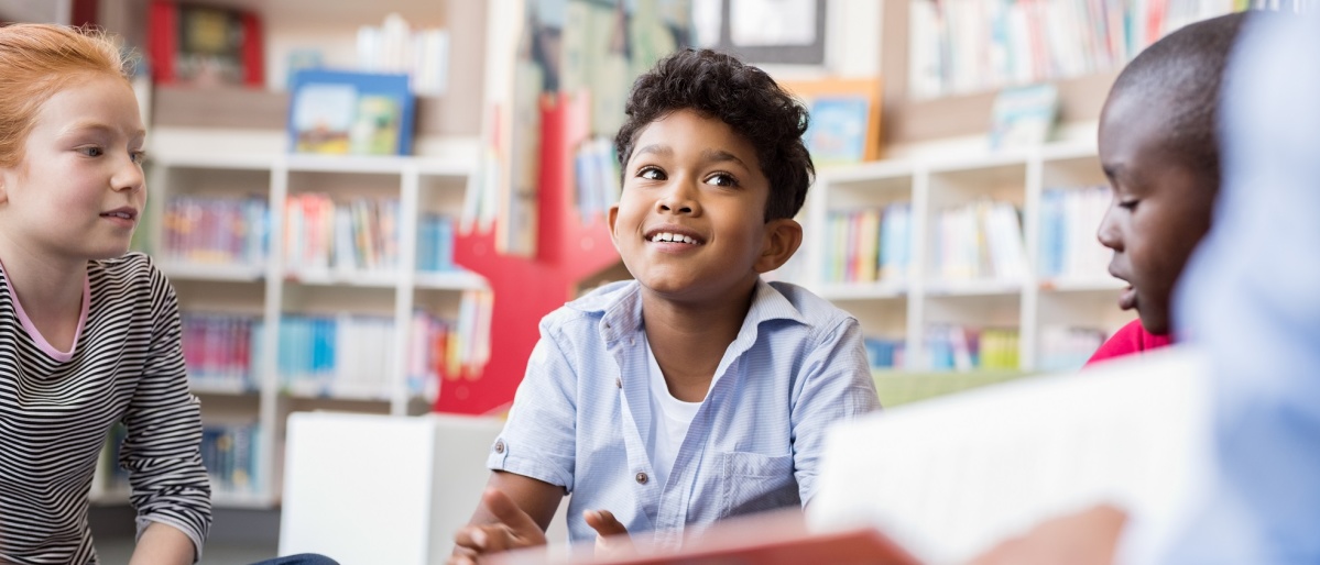 Kinder lesen gemeinsam ein Buch (Foto: Rido/shutterstock)