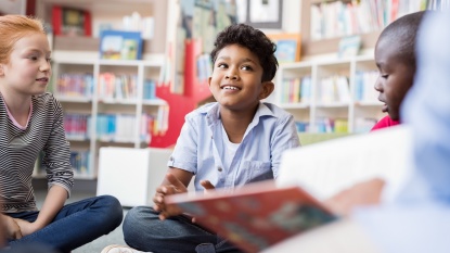 Kinder lesen gemeinsam ein Buch (Foto: Rido/shutterstock)