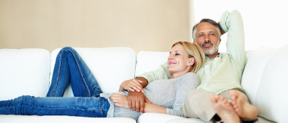 Paar auf dem Sofa (Foto: iStock/ESLL)