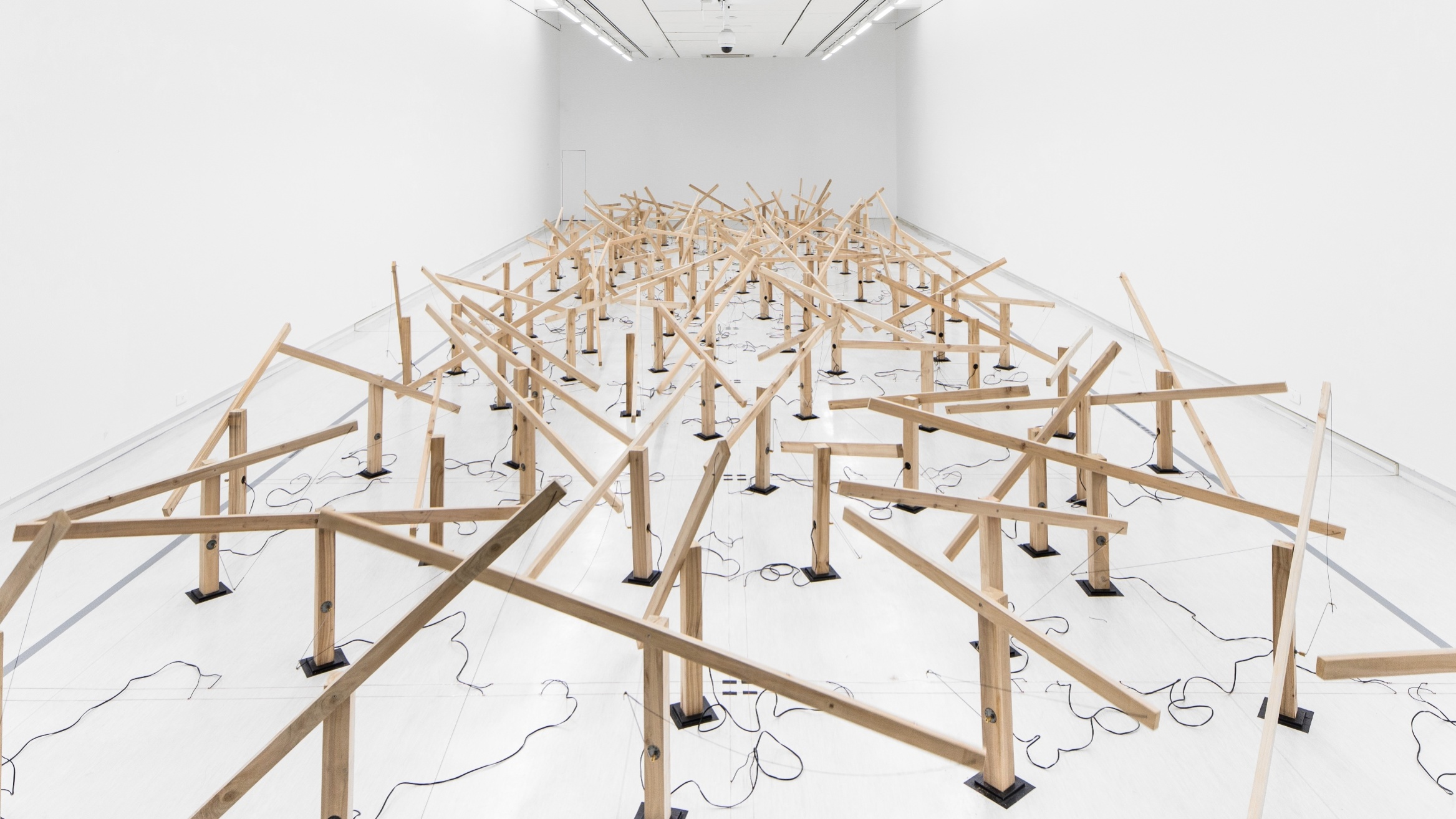 Zimoun, 117 Gleichstrommotoren, 210 kg Holz, 170 m Seil, 2016, Installationsansicht Museum of Fine Arts, Taipei, Taiwan, © Zimou